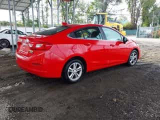 2017 Chevrolet Cruze LT z VIN 1G1BE5SM6H7233013, wystawiony jako IAAI lot #43307569 z przebiegiem 73 456 mil mil oraz . Historia ofert i sprzedaży dostępna na DreamBid. Obrazek 4.