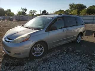 2006 Toyota Sienna XLE z VIN 5TDBA22C36S055072, wystawiony jako Copart lot #80730295 z przebiegiem 255 963 mil mil oraz Szkoda całkowita • Salvage title. Historia ofert i sprzedaży dostępna na DreamBid. Obrazek 1.