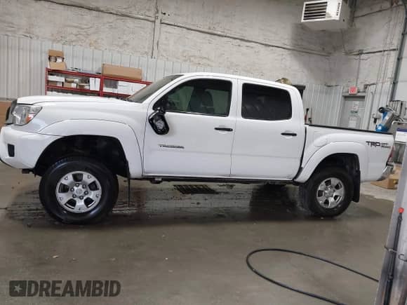 2014 Toyota Tacoma with VIN 3TMLU4EN8EM148737, listed as a IAAI auction lot 43256920 with 106,235 mi miles and . Bid and sale history available at DreamBid. Image 15.