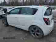 2013 Chevrolet Sonic RS z VIN 1G1JH6SB4D4171078, wystawiony jako Copart lot #45724575 z przebiegiem 146 219 mil mil oraz Szkoda całkowita • Salvage title. Historia ofert i sprzedaży dostępna na DreamBid. Obrazek 2.