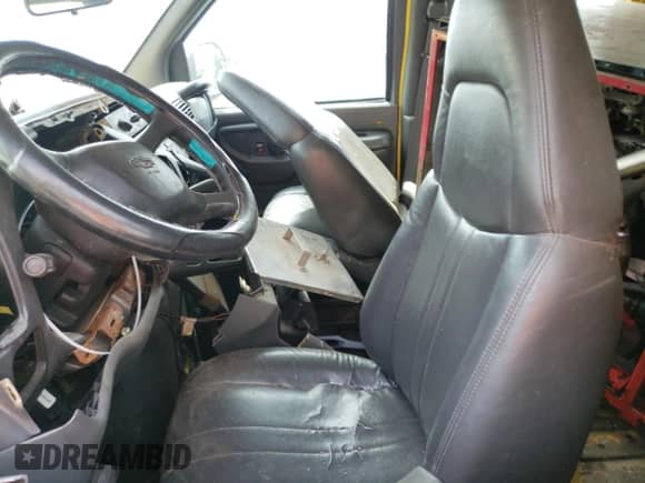 2002 Chevrolet City Express Cargo с VIN 1GCHG39R121184038, выставлен на аукционе Copart как лот 56899084 с пробегом Не указан миль и Списание • Salvage title. История ставок и продаж доступна на DreamBid. Изображение 7.