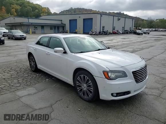 2014 Chrysler 300 S with VIN 2C3CCAGT8EH205695, listed as a Copart auction lot 85679445 with 87,951 mi miles and Salvage title. Bid and sale history available at DreamBid. Image 13.