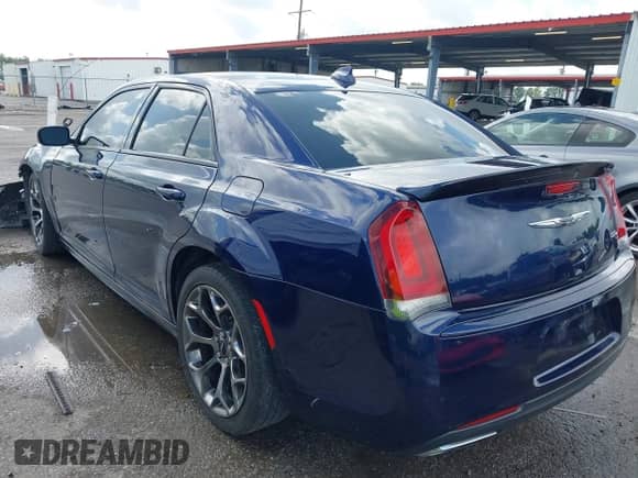 2016 Chrysler 300 S Alloy Edition z VIN 2C3CCABTXGH135076, wystawiony jako IAAI lot #42432413 z przebiegiem 140 266 mil mil oraz . Historia ofert i sprzedaży dostępna na DreamBid. Obrazek 3.