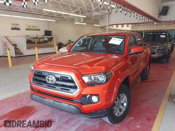 2017 Toyota Tacoma SR5 z VIN 3TMAZ5CN4HM037804, wystawiony jako IAAI lot #43407058 z przebiegiem 119 886 mil mil oraz . Historia ofert i sprzedaży dostępna na DreamBid. Obrazek 18.