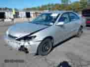 2002 Toyota Camry LE z VIN 4T1BE32K12U051024, wystawiony jako IAAI lot #43323194 z przebiegiem 173 974 mil mil oraz . Historia ofert i sprzedaży dostępna na DreamBid. Obrazek 2.