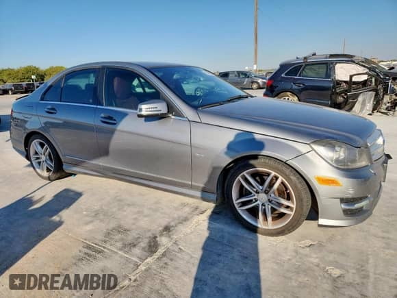 2012 Mercedes-Benz C 250 Sport z VIN WDDGF4HB8CA645381, wystawiony jako Copart lot #82493295 z przebiegiem 218 052 mil mil oraz Czysty tytuł • Clean title. Historia ofert i sprzedaży dostępna na DreamBid. Obrazek 4.