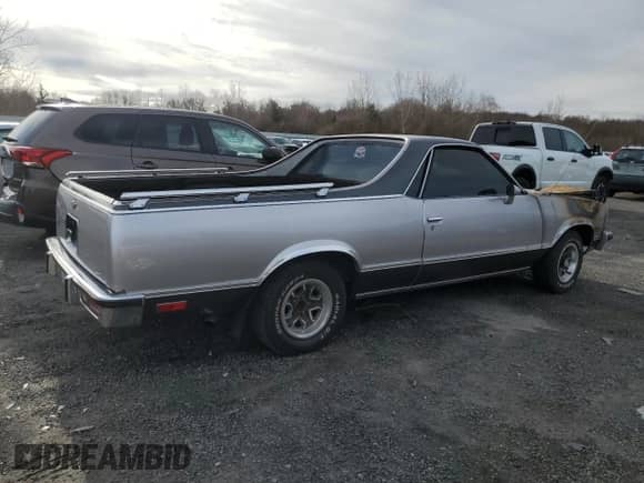 1985 Chevrolet El Camino z VIN 3GCCW80H0FS917778, wystawiony jako Copart lot #48815225 z przebiegiem Nie podano mil oraz Czysty tytuł • Clean title. Historia ofert i sprzedaży dostępna na DreamBid. Obrazek 3.