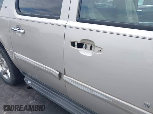 2007 Chevrolet Suburban LTZ z VIN 1GNFC16047R237148, wystawiony jako IAAI lot #42992308 z przebiegiem 248 336 mil mil oraz . Historia ofert i sprzedaży dostępna na DreamBid. Obrazek 15.