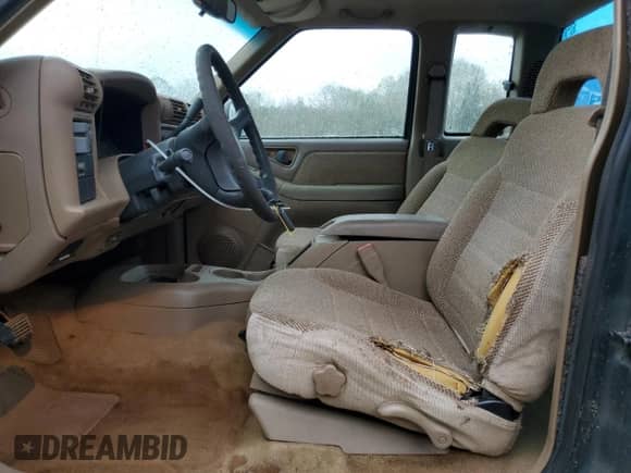 1996 Chevrolet S-10 LS z VIN 1GCCS19X6T8103491, wystawiony jako Copart lot #50307775 z przebiegiem 159 535 mil mil oraz Szkoda całkowita • Salvage title. Historia ofert i sprzedaży dostępna na DreamBid. Obrazek 7.