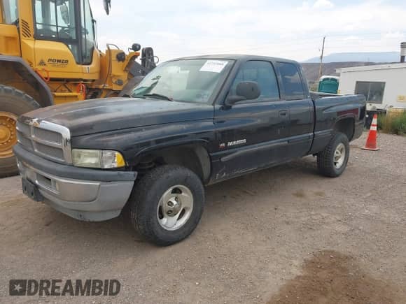 1999 Dodge 1500 z VIN 3B7HF13Z6XM543409, wystawiony jako IAAI lot #42737088 z przebiegiem 193 636 mil mil oraz . Historia ofert i sprzedaży dostępna na DreamBid. Obrazek 2.