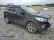 2018 Ford Escape SE z VIN 1FMCU9GD8JUA89756, wystawiony jako Copart lot #55978345 z przebiegiem 115 089 mil mil oraz Czysty tytuł • Clean title. Historia ofert i sprzedaży dostępna na DreamBid. Obrazek 4.