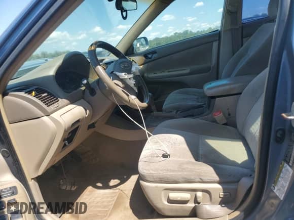 2004 Toyota Camry LE z VIN 4T1BF32KX4U570301, wystawiony jako Copart lot #71390505 z przebiegiem 264 810 mil mil oraz Szkoda całkowita • Salvage title. Historia ofert i sprzedaży dostępna na DreamBid. Obrazek 7.