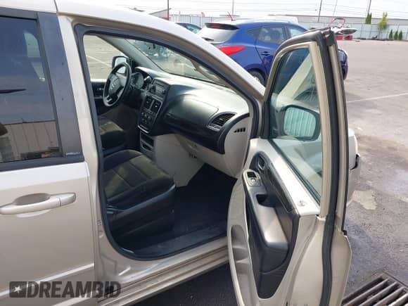 2013 Dodge Grand Caravan SXT z VIN 2C4RDGCG6DR580721, wystawiony jako IAAI lot #43040666 z przebiegiem 206 777 mil mil oraz . Historia ofert i sprzedaży dostępna na DreamBid. Obrazek 5.
