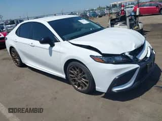 2023 Toyota Camry SE z VIN 4T1T11AK6PU187565, wystawiony jako IAAI lot #42153892 z przebiegiem 23 376 mil mil oraz . Historia ofert i sprzedaży dostępna na DreamBid. Obrazek 1.