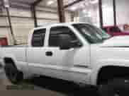 2003 Chevrolet Silverado 2500HD LT z VIN 1GCHK29U13E213464, wystawiony jako IAAI lot #43189461 z przebiegiem 132 546 mil mil oraz . Historia ofert i sprzedaży dostępna na DreamBid. Obrazek 14.