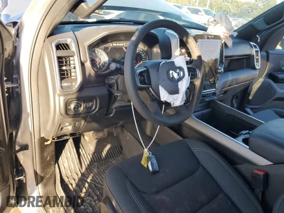 2025 Ram 1500 Big Horn z VIN 1C6RREFG2SN530885, wystawiony jako Copart lot #87261914 z przebiegiem 3 814 mil mil oraz Szkoda całkowita • Salvage title. Historia ofert i sprzedaży dostępna na DreamBid. Obrazek 8.