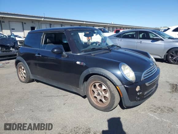 2005 MINI Hardtop with VIN WMWRC33425TC57990, listed as a Copart auction lot 86117205 with Not provided miles and Clean title. Bid and sale history available at DreamBid. Image 4.