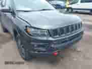 2019 Jeep Compass Trailhawk z VIN 3C4NJDDB8KT722053, wystawiony jako IAAI lot #42634252 z przebiegiem 69 628 mil mil oraz . Historia ofert i sprzedaży dostępna na DreamBid. Obrazek 6.