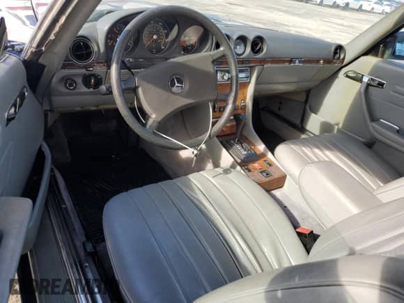 1984 Mercedes-Benz 380 SL z VIN WDBBA45A0EA010252, wystawiony jako Copart lot #85311625 z przebiegiem 75 448 mil mil oraz Szkoda całkowita • Salvage title. Historia ofert i sprzedaży dostępna na DreamBid. Obrazek 8.