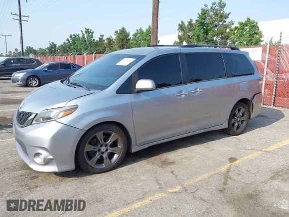 2016 Toyota Sienna SE with VIN 5TDXK3DC3GS732936, listed as a IAAI auction lot 42721756 with 150,449 mi miles and . Bid and sale history available at DreamBid. Image 2.