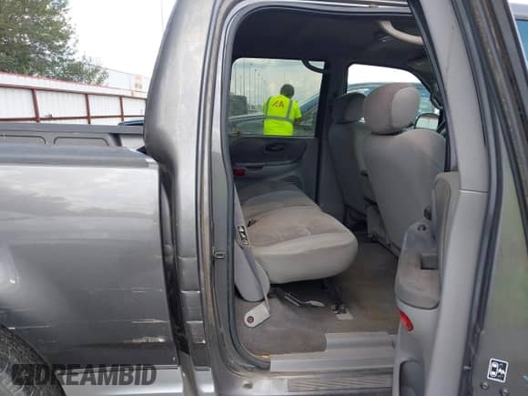 2002 Ford F-150 XLT z VIN 1FTRW07662KB92760, wystawiony jako IAAI lot #42993135 z przebiegiem 317 673 mil mil oraz . Historia ofert i sprzedaży dostępna na DreamBid. Obrazek 8.