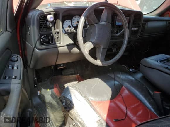 2005 Chevrolet Silverado SS с VIN 2GCEK19N851235293, выставлен на аукционе Copart как лот 65541034 с пробегом 217 112 миль миль и Списание • Salvage title. История ставок и продаж доступна на DreamBid. Изображение 8.