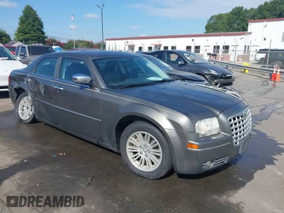 2010 Chrysler 300 Touring z VIN 2C3CA5CV6AH104783, wystawiony jako IAAI lot #42828116 z przebiegiem 256 913 mil mil oraz . Historia ofert i sprzedaży dostępna na DreamBid. Obrazek 1.