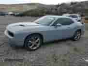 2020 Dodge Challenger SXT z VIN 2C3CDZGG5LH190004, wystawiony jako Copart lot #49739205 z przebiegiem 39 256 mil mil oraz Szkoda całkowita • Salvage title. Historia ofert i sprzedaży dostępna na DreamBid. Obrazek 1.