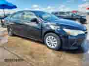 2017 Toyota Camry XLE z VIN 4T1BF1FK6HU769821, wystawiony jako Copart lot #69272995 z przebiegiem 121 113 mil mil oraz Czysty tytuł • Clean title. Historia ofert i sprzedaży dostępna na DreamBid. Obrazek 4.