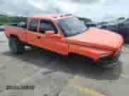 1998 Dodge 1500 z VIN 3B7HF12ZXWG126003, wystawiony jako Copart lot #61620115 z przebiegiem 210 781 mil mil oraz Szkoda całkowita • Salvage title. Historia ofert i sprzedaży dostępna na DreamBid. Obrazek 4.