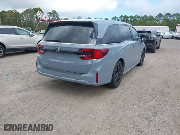 2025 Honda Odyssey Sport-L z VIN 5FNRL6H7XSB051268, wystawiony jako IAAI lot #43288980 z przebiegiem 15 079 mil mil oraz . Historia ofert i sprzedaży dostępna na DreamBid. Obrazek 4.