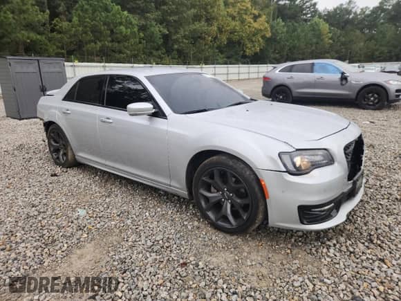 2021 Chrysler 300 S z VIN 2C3CCABG1MH660722, wystawiony jako Copart lot #85717005 z przebiegiem 92 686 mil mil oraz Szkoda całkowita • Salvage title. Historia ofert i sprzedaży dostępna na DreamBid. Obrazek 4.