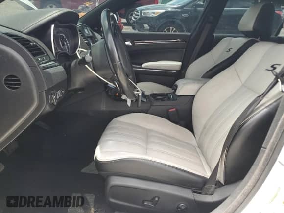 2021 Chrysler 300 S z VIN 2C3CCABGXMH660590, wystawiony jako Copart lot #67189925 z przebiegiem 66 939 mil mil oraz Szkoda całkowita • Salvage title. Historia ofert i sprzedaży dostępna na DreamBid. Obrazek 7.