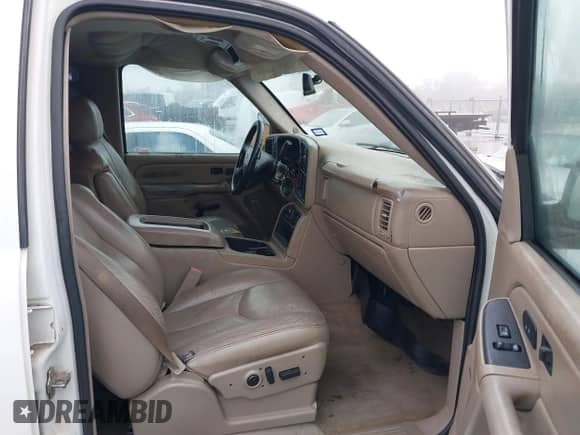2004 Chevrolet Silverado 2500HD LS z VIN 1GCHK23U14F221732, wystawiony jako IAAI lot #41466905 z przebiegiem 274 535 mil mil oraz . Historia ofert i sprzedaży dostępna na DreamBid. Obrazek 5.