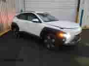 2024 Hyundai Kona SEL z VIN KM8HBCAB9RU146803, wystawiony jako Copart lot #81850764 z przebiegiem 19 927 mil mil oraz Czysty tytuł • Clean title. Historia ofert i sprzedaży dostępna na DreamBid. Obrazek 4.