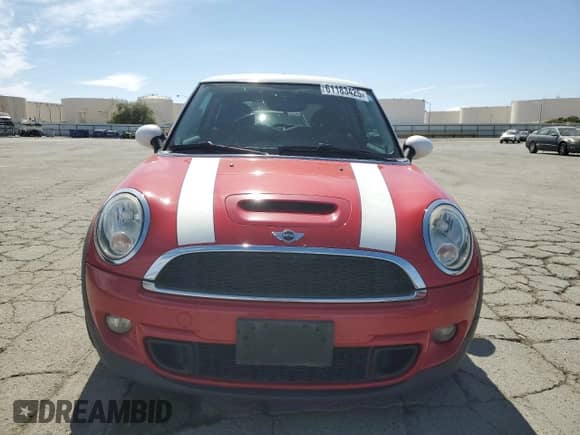 2011 MINI Hardtop S with VIN WMWSV3C50BTY12562, listed as a Copart auction lot 61183425 with 125,126 mi miles and Salvage title. Bid and sale history available at DreamBid. Image 5.