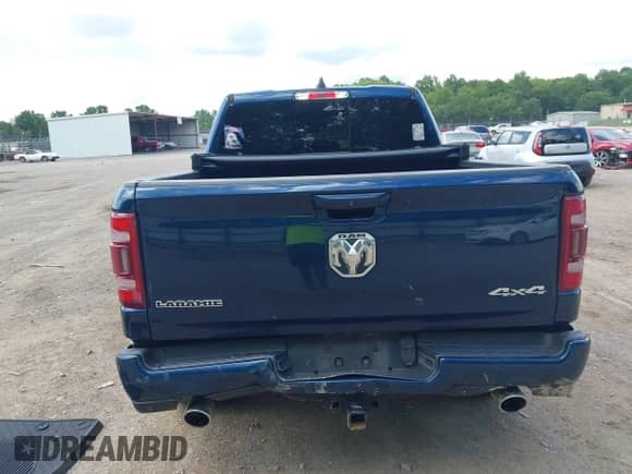 2020 Ram 1500 Laramie z VIN 1C6SRFJT4LN307504, wystawiony jako IAAI lot #42882754 z przebiegiem 100 563 mil mil oraz . Historia ofert i sprzedaży dostępna na DreamBid. Obrazek 16.