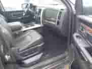 2017 Ram 1500 Laramie z VIN 1C6RR7NT6HS800740, wystawiony jako IAAI lot #42407150 z przebiegiem 85 323 mil mil oraz . Historia ofert i sprzedaży dostępna na DreamBid. Obrazek 5.