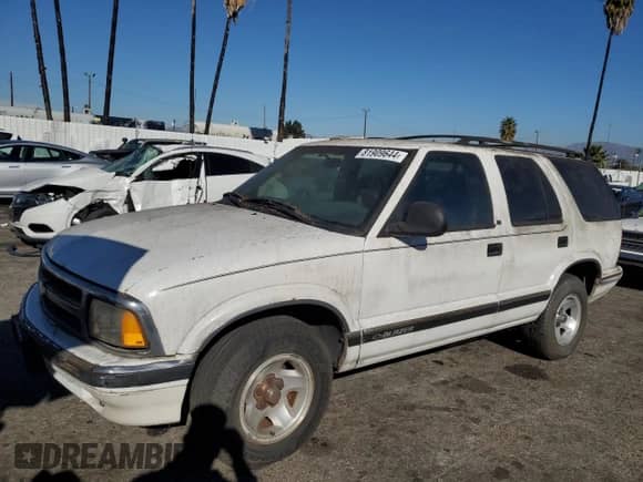 1996 Chevrolet Blazer z VIN 1GNCS13WXT2281687, wystawiony jako Copart lot #81909644 z przebiegiem 82 673 mil mil oraz Czysty tytuł • Clean title. Historia ofert i sprzedaży dostępna na DreamBid. Obrazek 1.