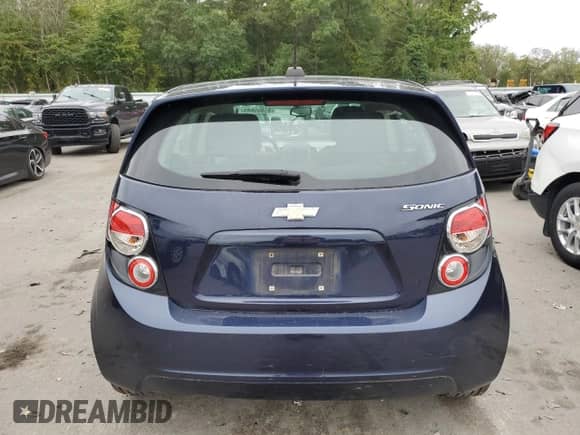 2016 Chevrolet Sonic LS z VIN 1G1JB6SG2G4150392, wystawiony jako Copart lot #81055645 z przebiegiem 61 076 mil mil oraz Szkoda całkowita • Salvage title. Historia ofert i sprzedaży dostępna na DreamBid. Obrazek 6.