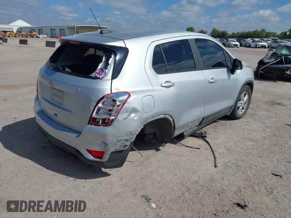 2020 Chevrolet Trax LS z VIN 3GNCJKSB1LL231587, wystawiony jako IAAI lot #43065143 z przebiegiem 113 109 mil mil oraz . Historia ofert i sprzedaży dostępna na DreamBid. Obrazek 4.
