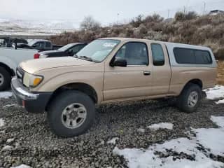 1998 Toyota Tacoma z VIN 4TAWM72N5WZ025797, wystawiony jako Copart lot #43573695 z przebiegiem 270 328 mil mil oraz Szkoda całkowita • Salvage title. Historia ofert i sprzedaży dostępna na DreamBid. Obrazek 1.