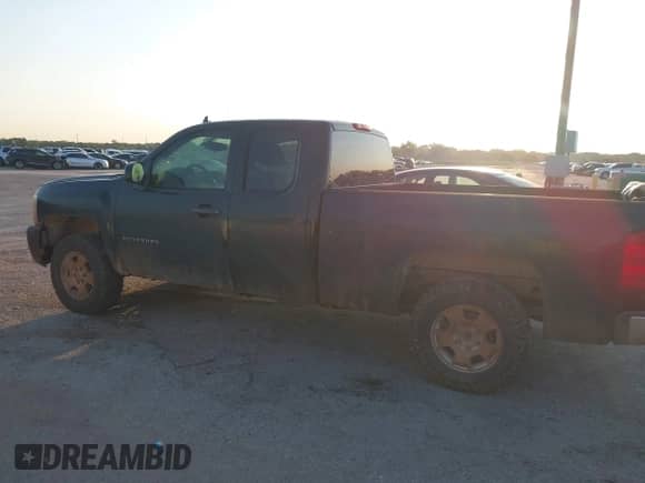 2011 Chevrolet Silverado 1500 LT z VIN 1GCRCSEAXBZ125243, wystawiony jako IAAI lot #43134333 z przebiegiem 261 653 mil mil oraz . Historia ofert i sprzedaży dostępna na DreamBid. Obrazek 14.
