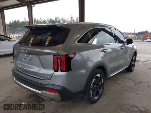 2025 Kia Sorento SX Prestige with VIN KNDRKDJGXS5309226, listed as a IAAI auction lot 43504232 with 29,750 mi miles and . Bid and sale history available at DreamBid. Image 4.