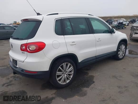 2011 Volkswagen Tiguan SE z VIN WVGAV7AX9BW534166, wystawiony jako IAAI lot #41146905 z przebiegiem 118 095 mil mil oraz . Historia ofert i sprzedaży dostępna na DreamBid. Obrazek 4.