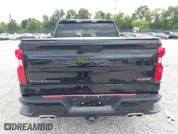 2022 Chevrolet Silverado 1500 RST with VIN 1GCUDEETXNZ522272, listed as a IAAI auction lot 43041445 with 58,420 mi miles and . Bid and sale history available at DreamBid. Image 17.