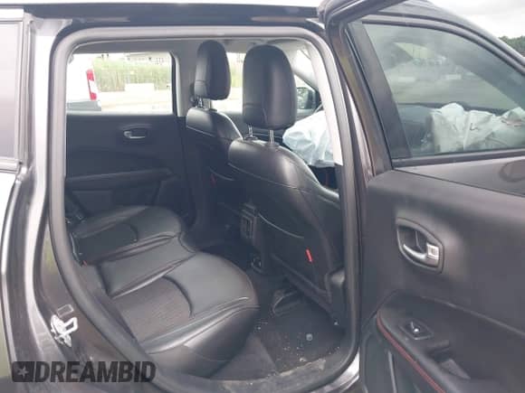 2019 Jeep Compass Trailhawk z VIN 3C4NJDDB8KT722053, wystawiony jako IAAI lot #42634252 z przebiegiem 69 628 mil mil oraz . Historia ofert i sprzedaży dostępna na DreamBid. Obrazek 8.