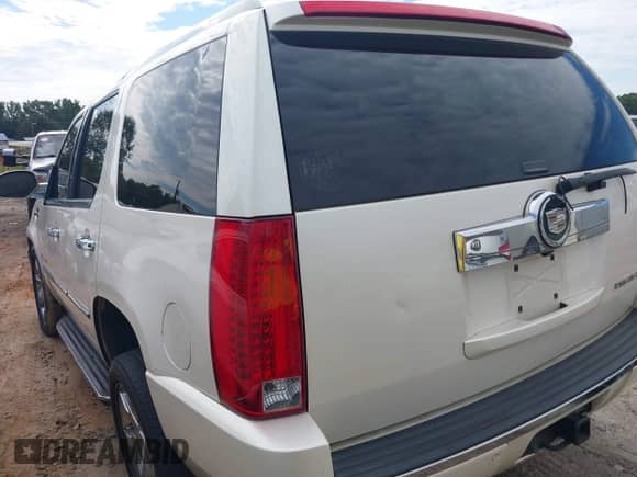 2008 Cadillac Escalade with VIN 1GYFK63818R234934, listed as a IAAI auction lot 43348255 with 238,659 mi miles and . Bid and sale history available at DreamBid. Image 3.