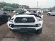 2018 Toyota Tacoma SR5 z VIN 5TFSZ5AN9JX161137, wystawiony jako IAAI lot #42857176 z przebiegiem Nie podano mil oraz . Historia ofert i sprzedaży dostępna na DreamBid. Obrazek 12.