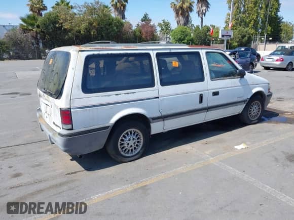 1993 Dodge Caravan Grand SE with VIN 1B4GH44R5PX771527, listed as a IAAI auction lot 43109995 with Not provided miles and . Bid and sale history available at DreamBid. Image 4.
